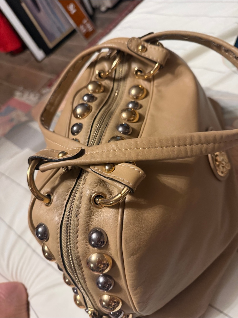 Gucci Tan Leather Shoulder Bag with Gold Heart Emblem - Picture 3 of 12